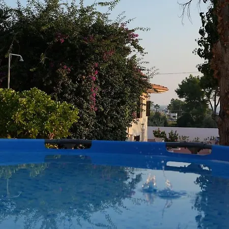 Ada Villa *